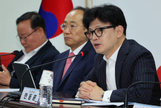 한동훈 국민의힘 대표가 5일 서울 여의도 중앙당사에서 열린 당 최고위원회의에서 발언하고 있다. 왼쪽부터 국민의힘 김재원 최고위원, 추경호 원내대표, 한 대표.<연합뉴스 사진>